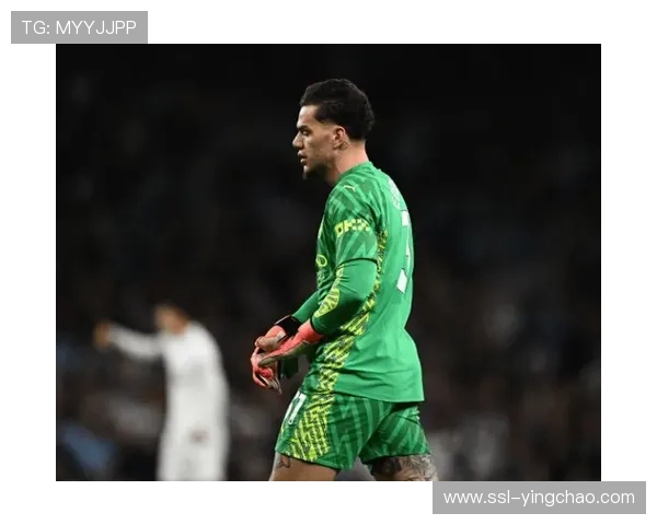 埃德森尝试将球迷投掷物踢回看台,主客队球员联手清理场地 埃德森尝试将球迷投掷物踢回看台,主客队球员联手清理场地